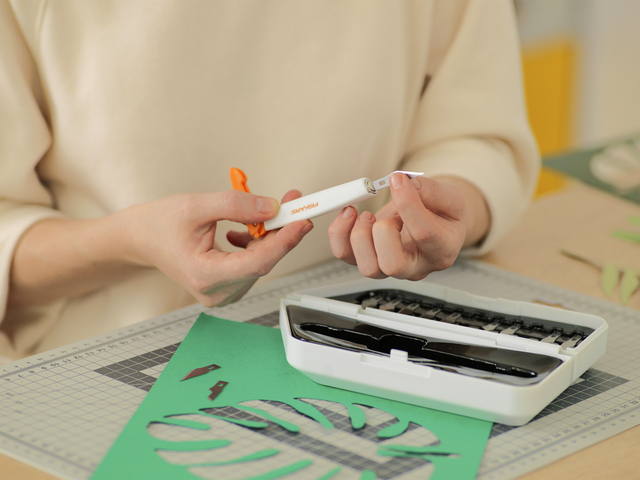Precisiemes Fiskars Medium Duty set à 12 mesbladen wit