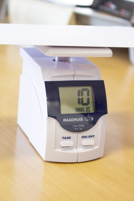 Briefweger Raadhuis tot 500 gram kunststof wit
