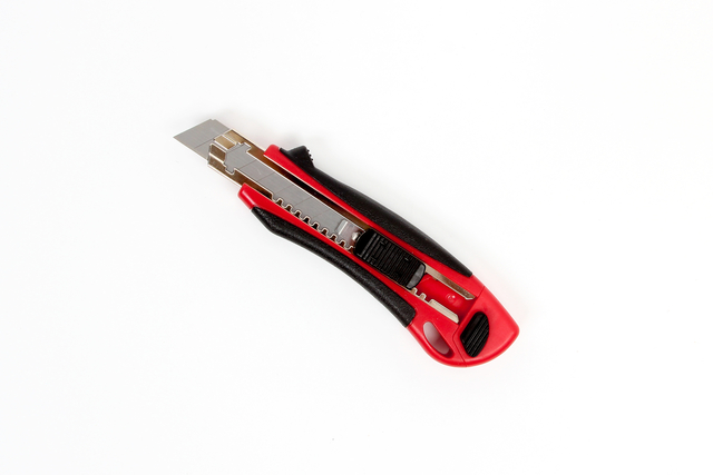 Snijmes IEZZY 18mm kunststof met ergonomische softgrip incl. 3 mesje